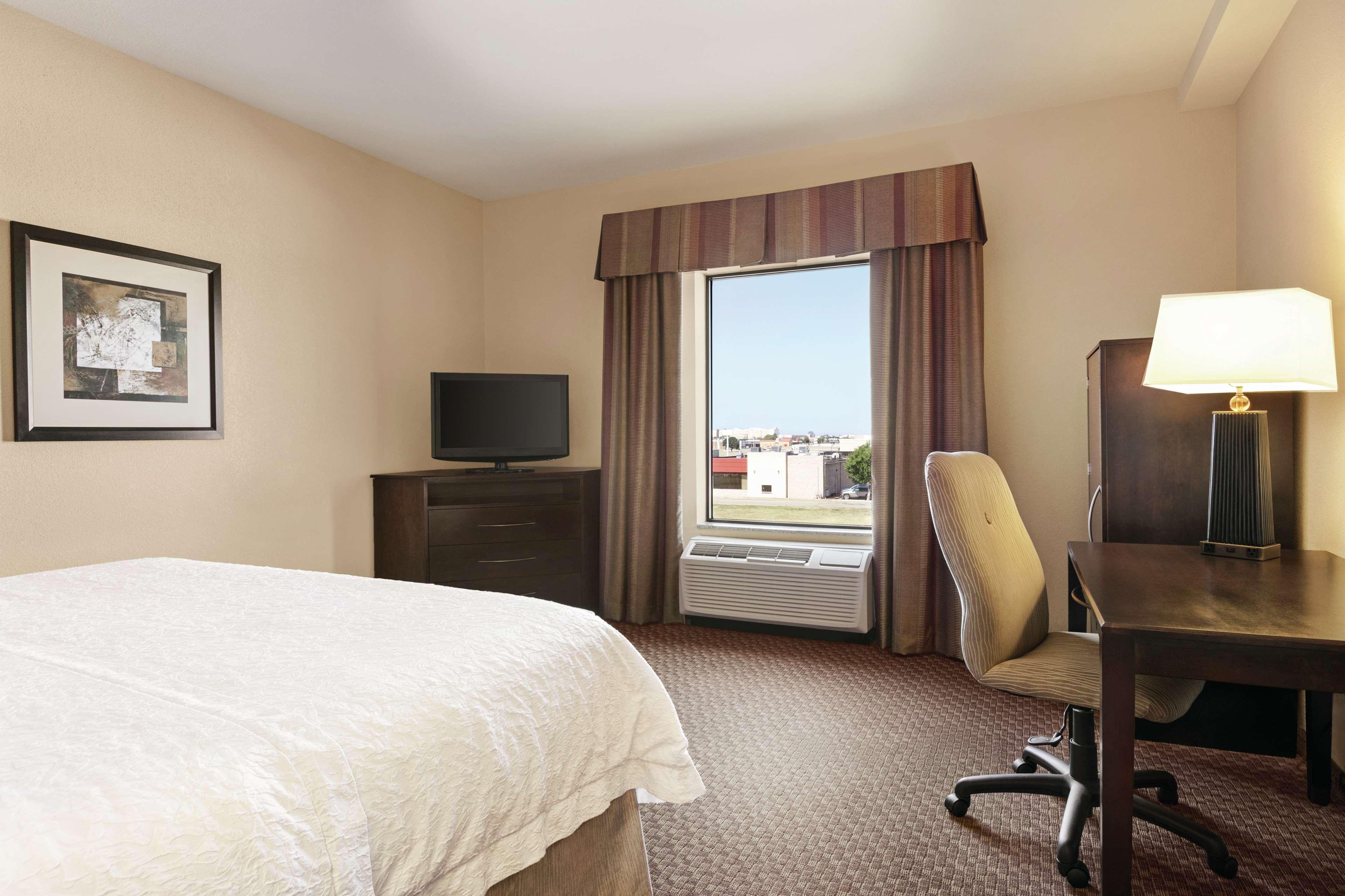 Hampton Inn & Suites Enid Exterior photo